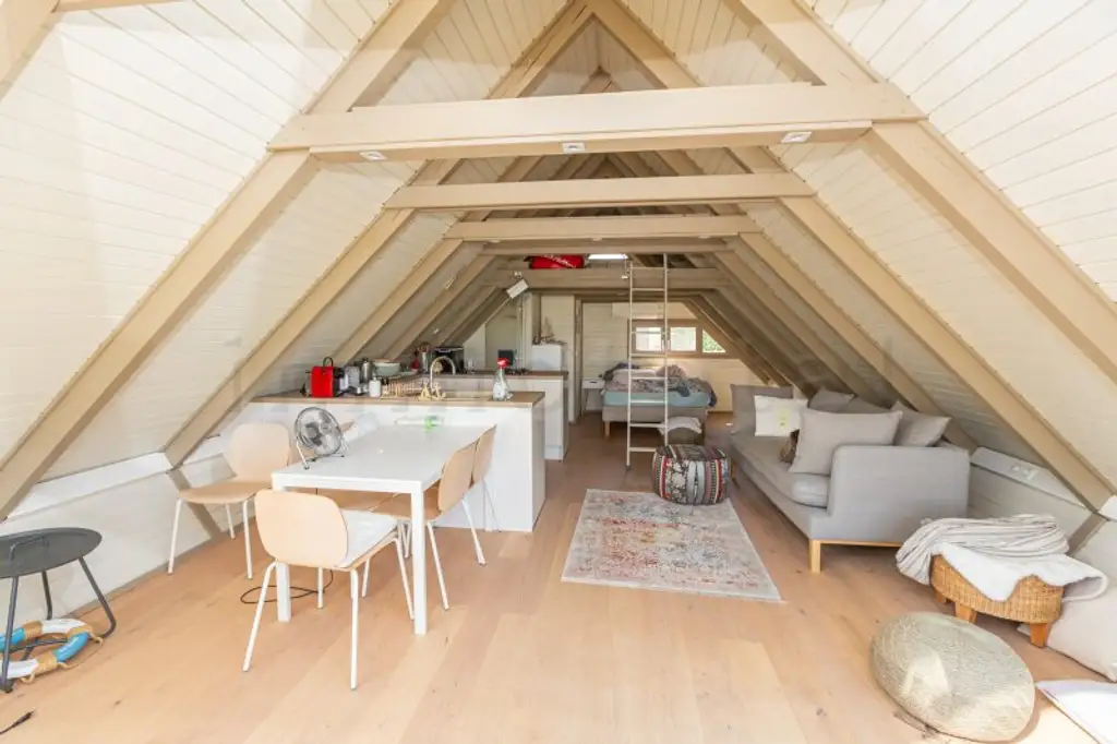 Neu adaptierte Spitzhütte in Toplage am offenen See