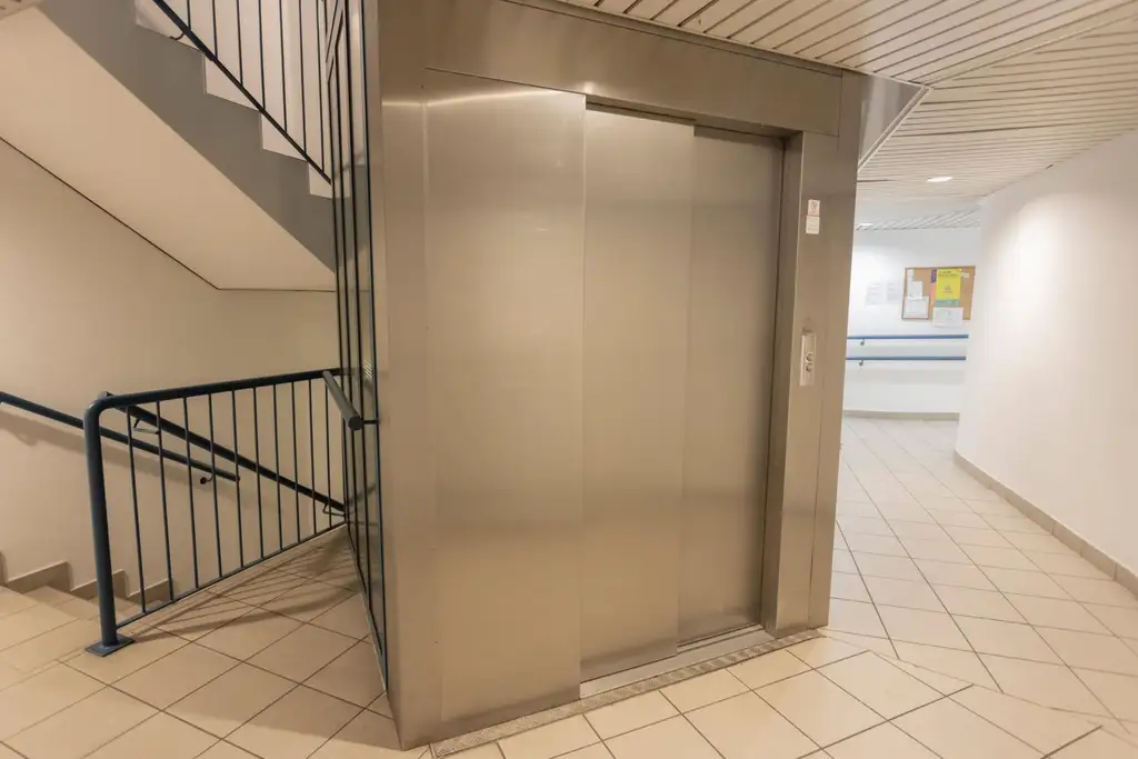 Dachgeschoß-Wohnung in U4- und Schönbrunn-Nähe