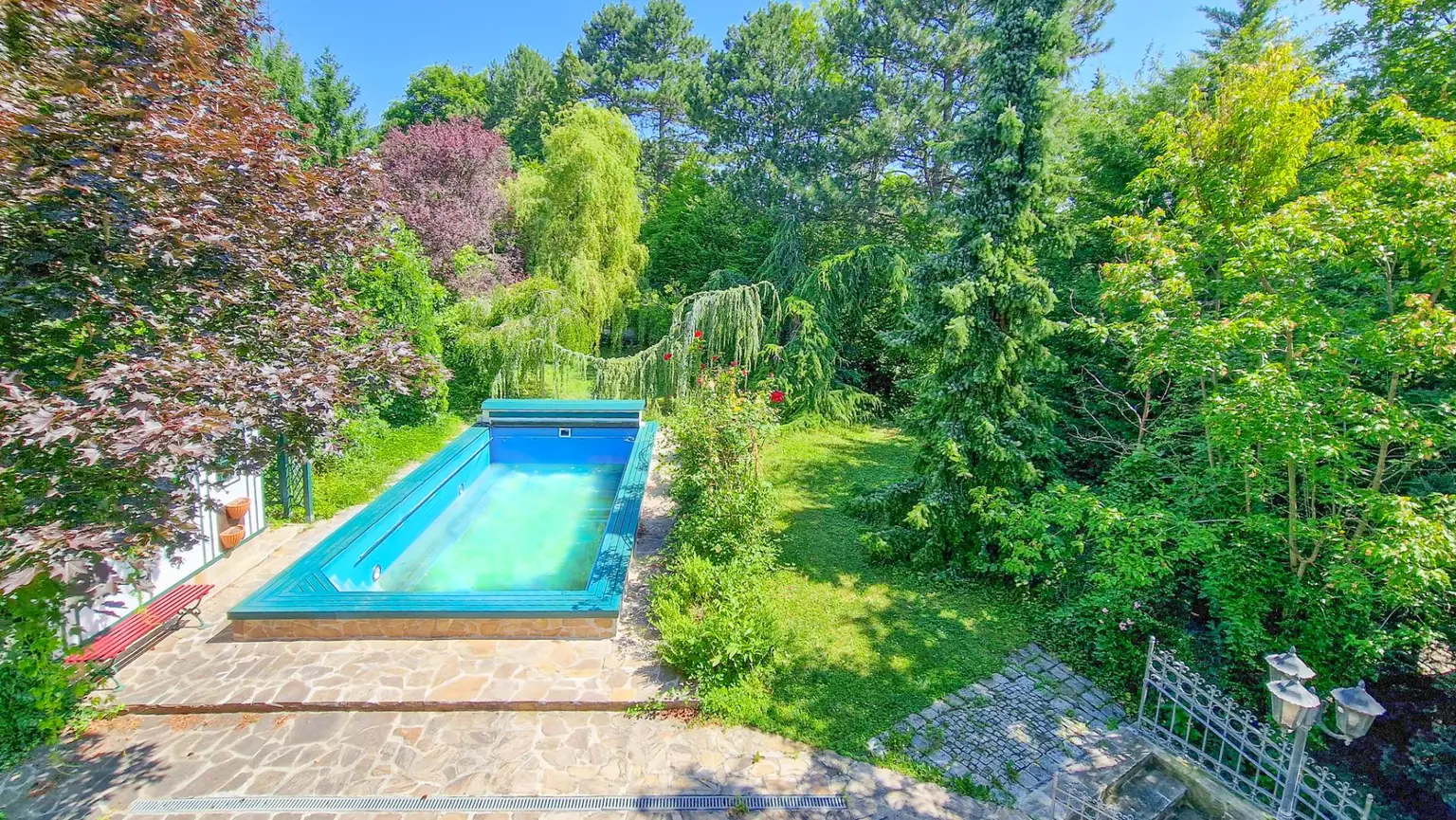 Grüne Oase in Prestige-Lage, Stilvilla mit ca. 1.600 m² Grund, Gästehaus, 2 Garagen und großem Pool