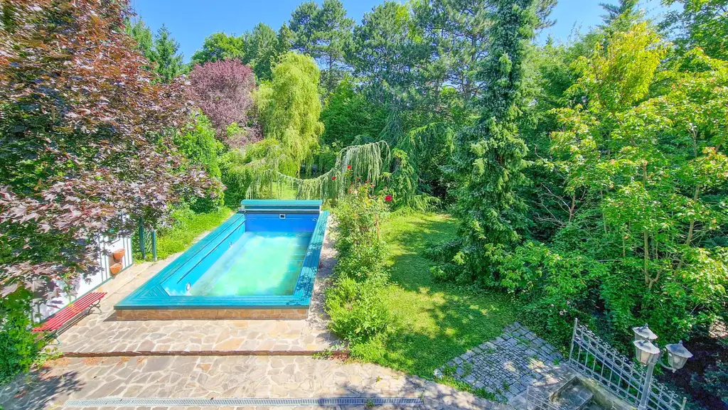 Grüne Oase in Prestige-Lage, Stilvilla mit ca. 1.600 m² Grund, Gästehaus, 2 Garagen und großem Pool