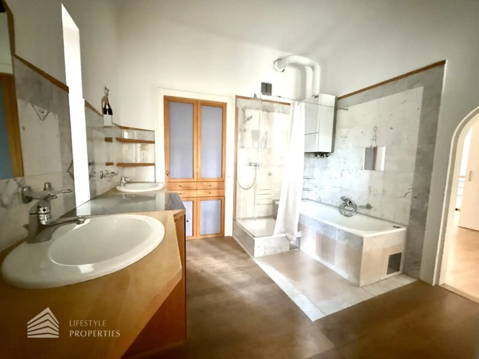 Helle Wohnung mit Balkon auf ganzer Etage zzgl. Rohdachboden, Nähe Einsiedlerpark