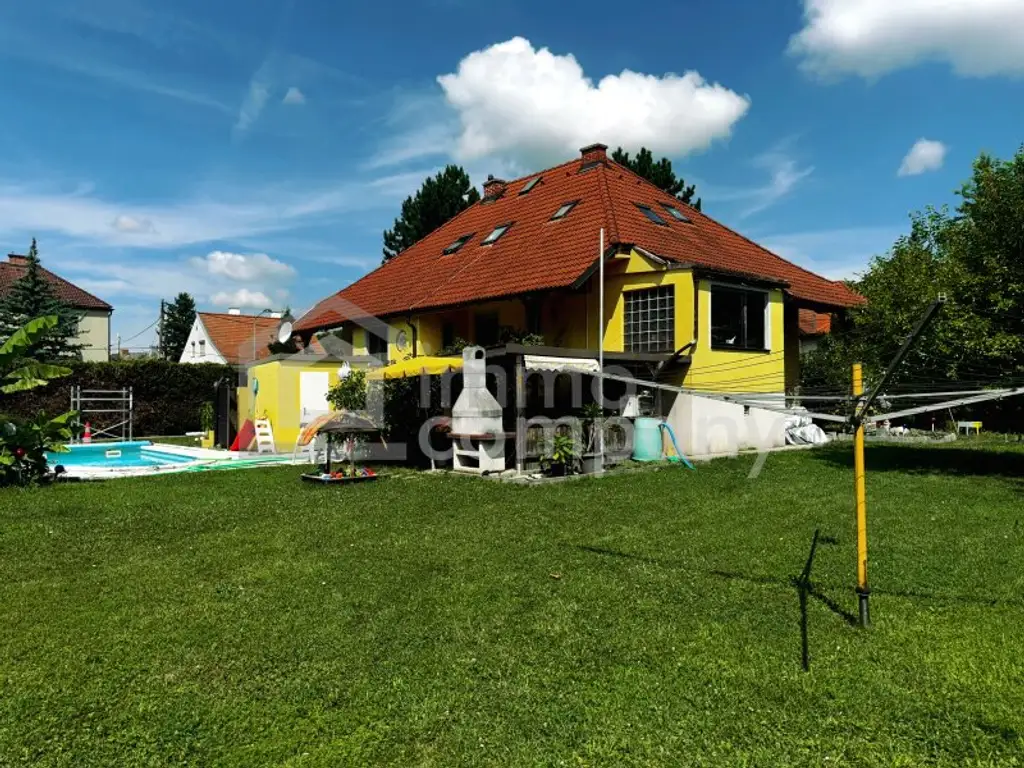Sonniges Eckgrundstück mit charmantem Einfamilienhaus – großes Potenzial in ruhiger Nachbarschaft!