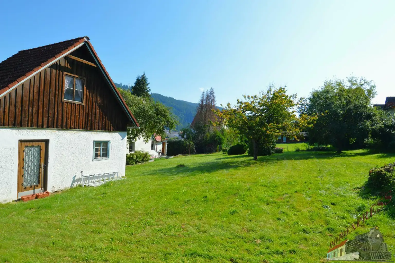 Einfamilienhaus mit Gäste-/Sommerhaus und 2 Garagen - Fernblick