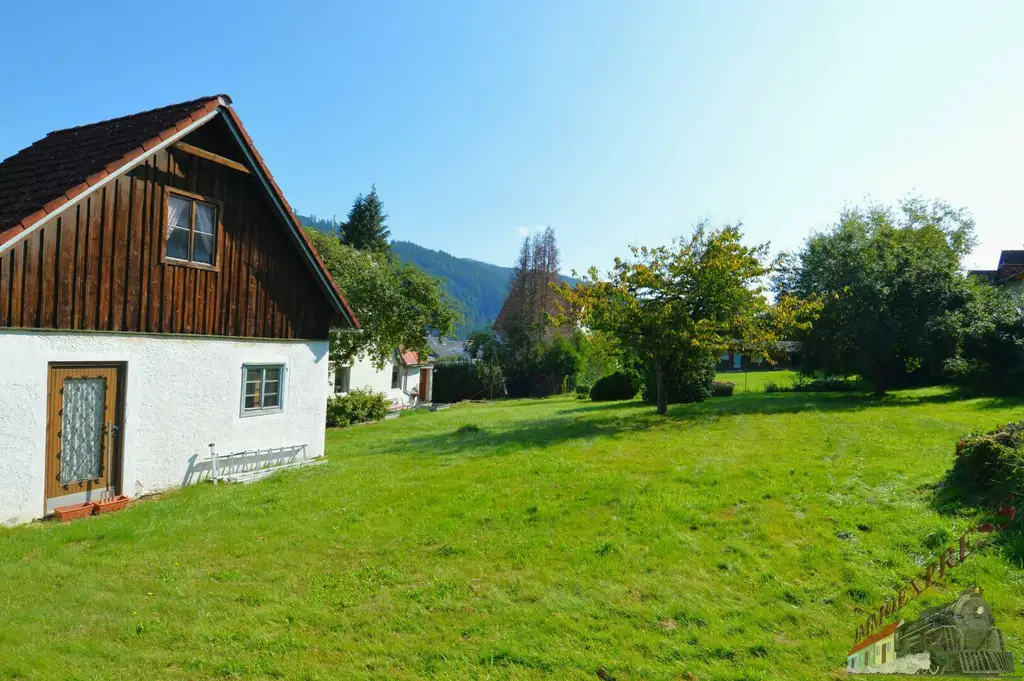 Einfamilienhaus mit Gäste-/Sommerhaus und 2 Garagen - Fernblick