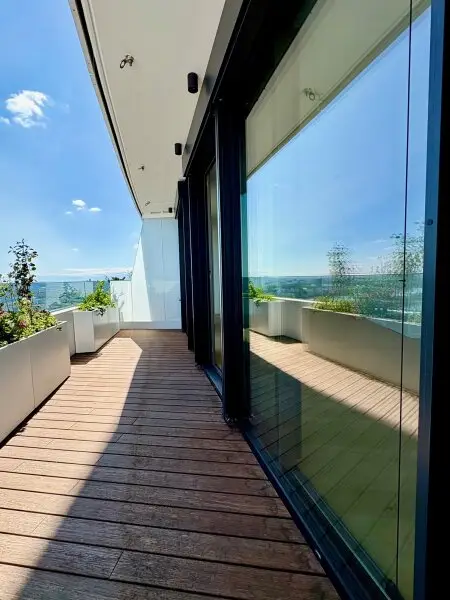 LUXURIÖSE 3-ZIMMER-WOHNUNG MIT 2 BÄDERN, GARAGENPLATZ UND ATEMBERAUBENDEM PANORAMABLICK