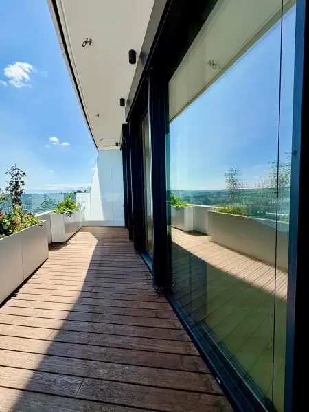 LUXURIÖSE 3-ZIMMER-WOHNUNG MIT 2 BÄDERN, GARAGENPLATZ UND ATEMBERAUBENDEM PANORAMABLICK
