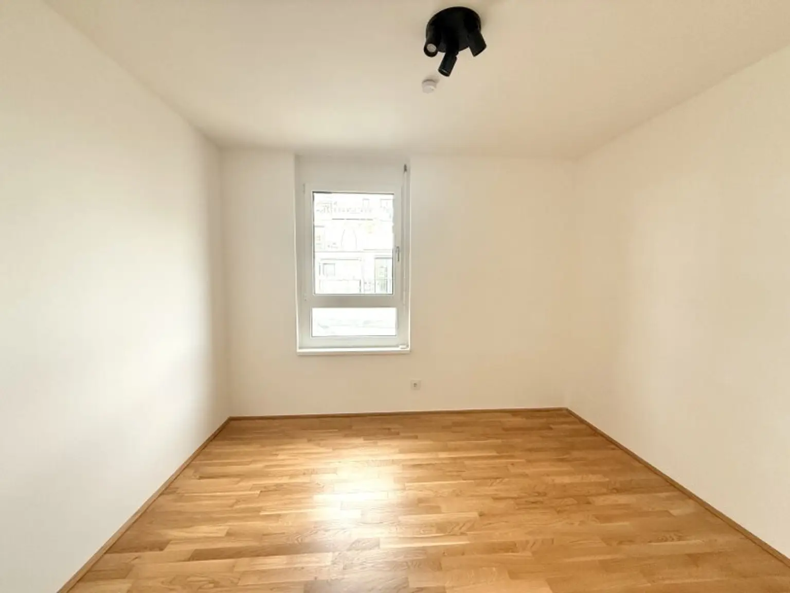 gut aufgeteilte 4-Zimmer Wohnung mit 2 WC's und einem südwest Balkon
