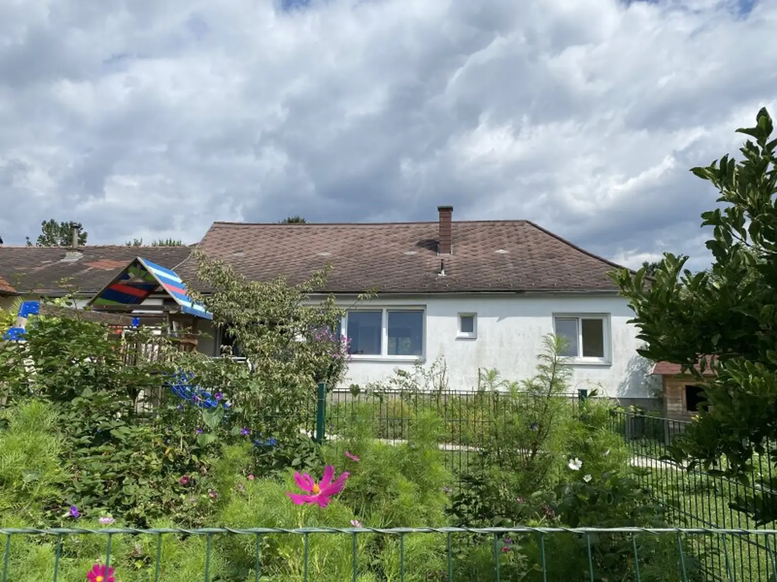 2 Häuser mit Nebengebäuden und Garten