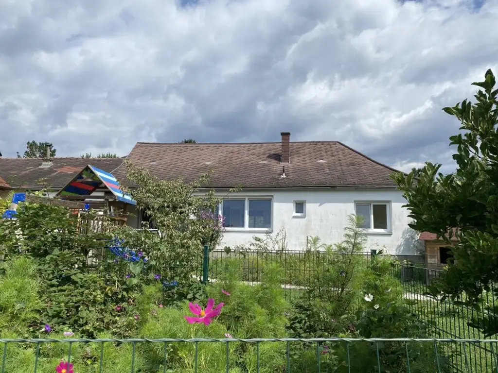 2 Häuser mit Nebengebäuden und Garten