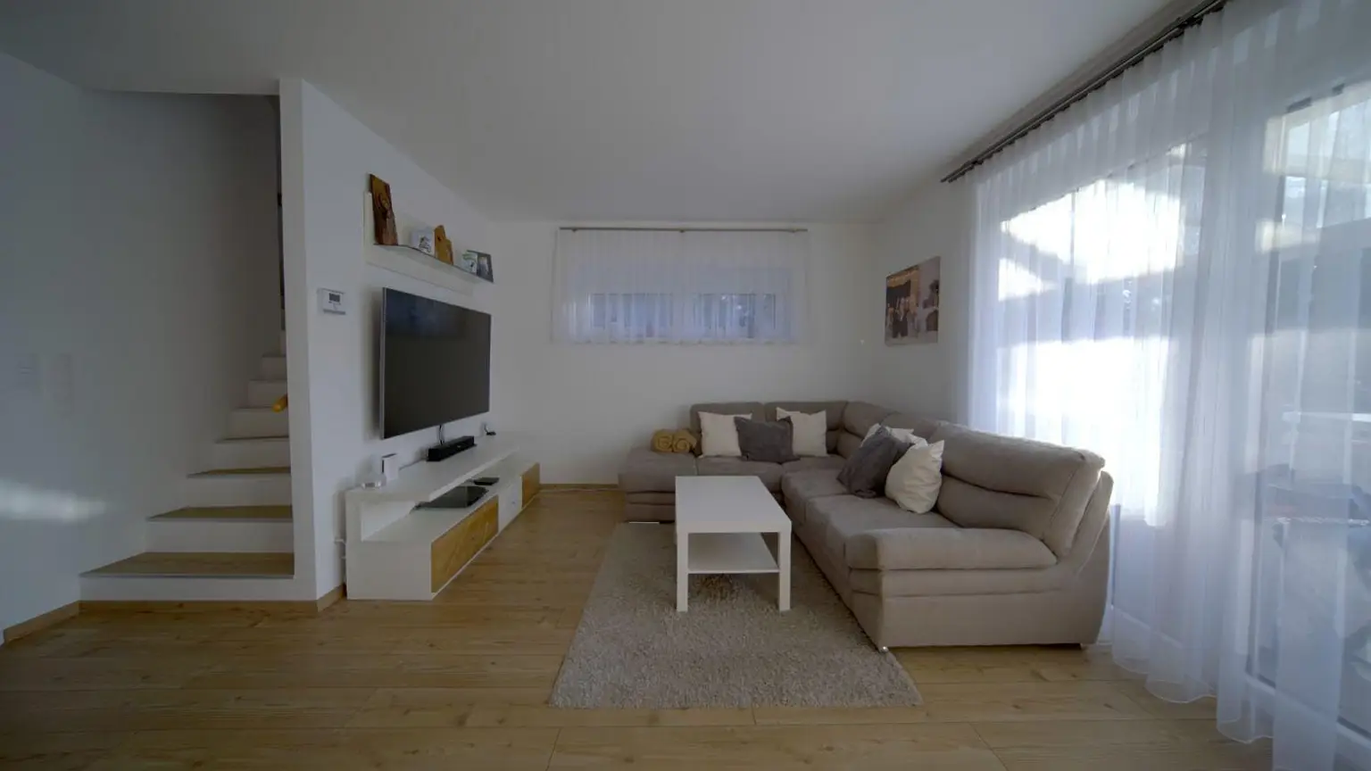 Wohnbaugeförderte Doppelhaushälfte mit 97m² Wohnfläche, 54 m² Vollunterkellerung, Terrasse und Eigengrund samt 2 Parkplätzen