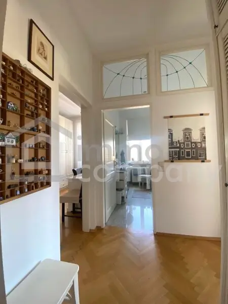 Altbau trifft Eleganz – 5-Zimmer-Wohntraum mit Charme und Stil