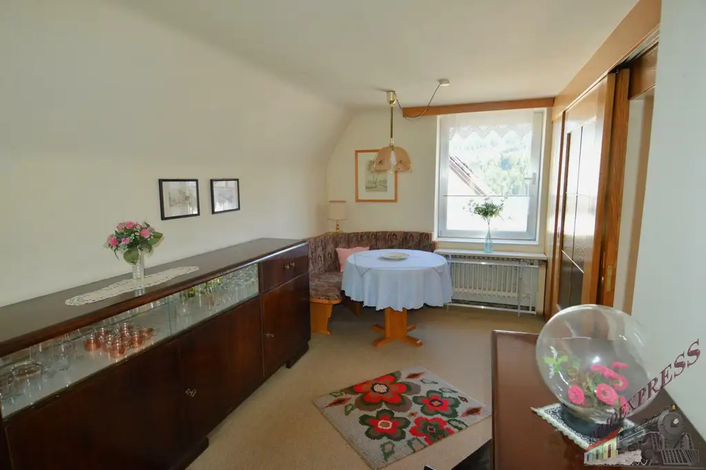 Einfamilienhaus mit Gäste-/Sommerhaus und 2 Garagen - Fernblick