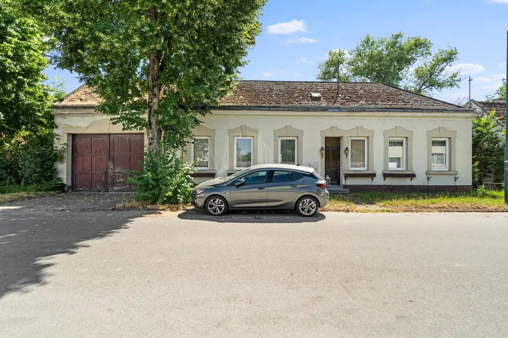 "Großzügiges Grundstück mit Pferdehof und sanierungsbedürftigem Haus – nur Minuten von Wien entfernt"