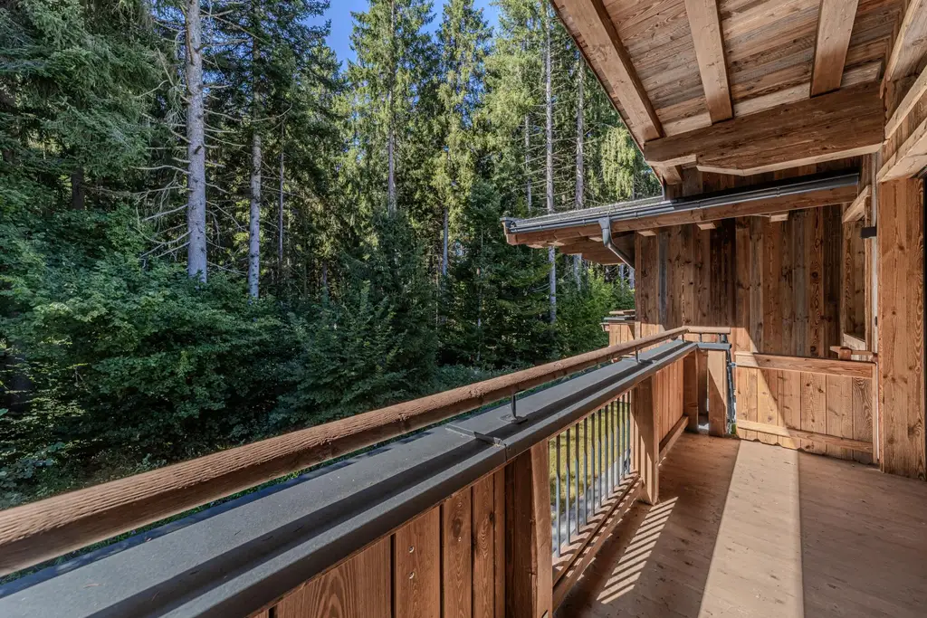 Exklusives Doppelhaus mit Gewerbefläche und Outdoor-Pool in sehr ruhiger Lage
