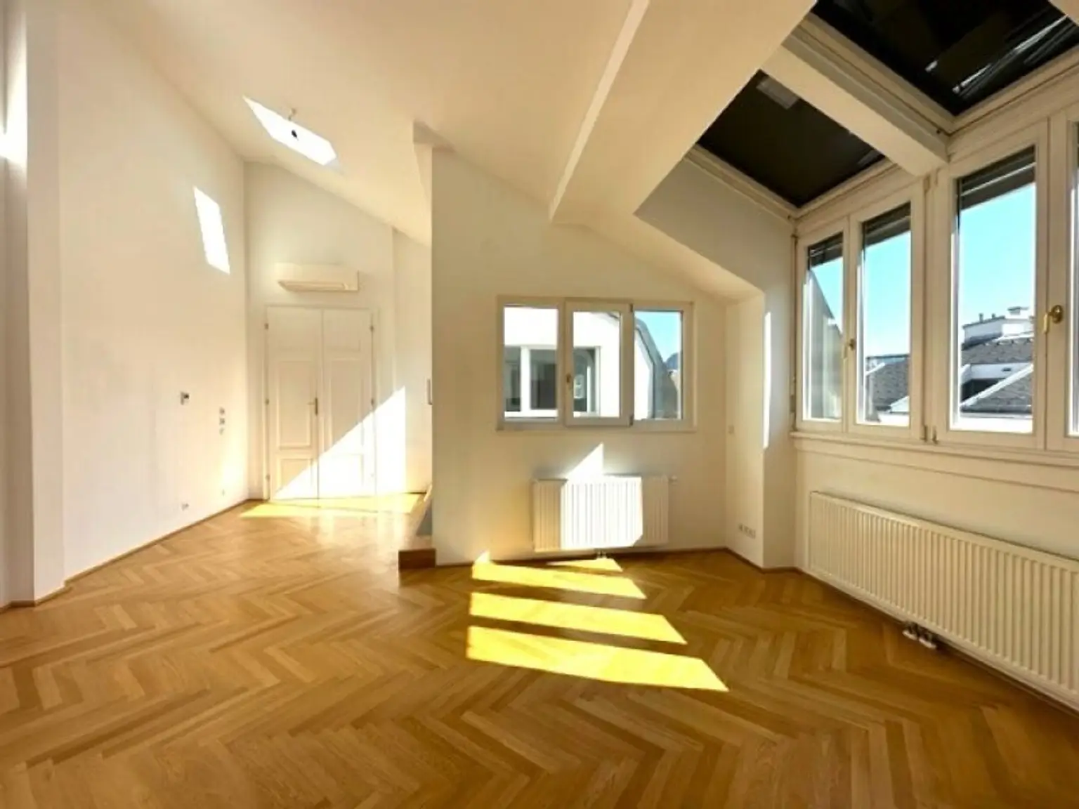 BÖRSE-NÄHE, klimatisiertes 98 m2 Dachgeschoss mit 9 m2 Terrasse, 3 Zimmer, Extraküche, 2 Bäder, Gonzagagasse