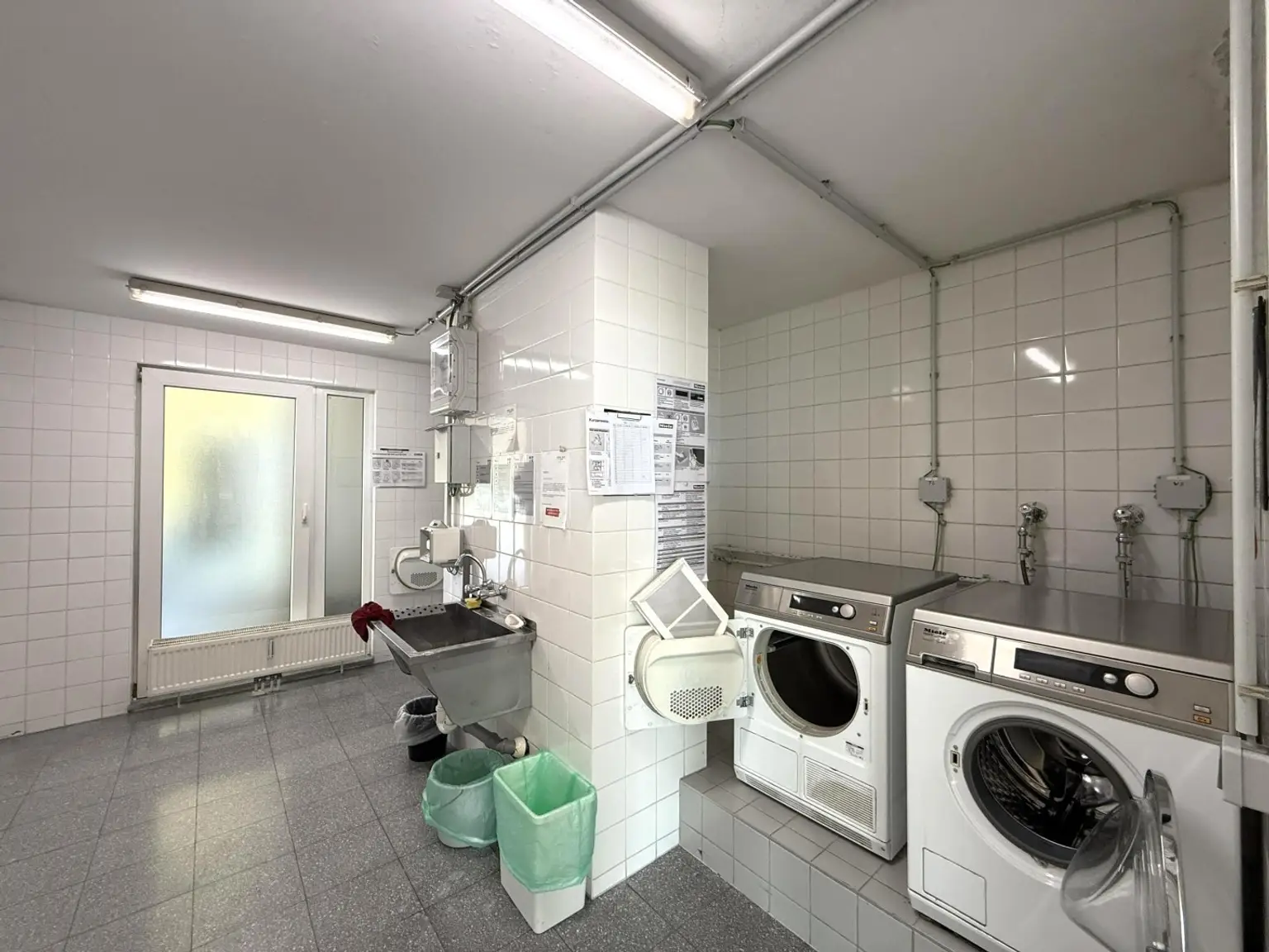Eine helle, renovierungsbedürftige 3-Zimmer Wohnung // A bright 3-room apartment in need of renovation //