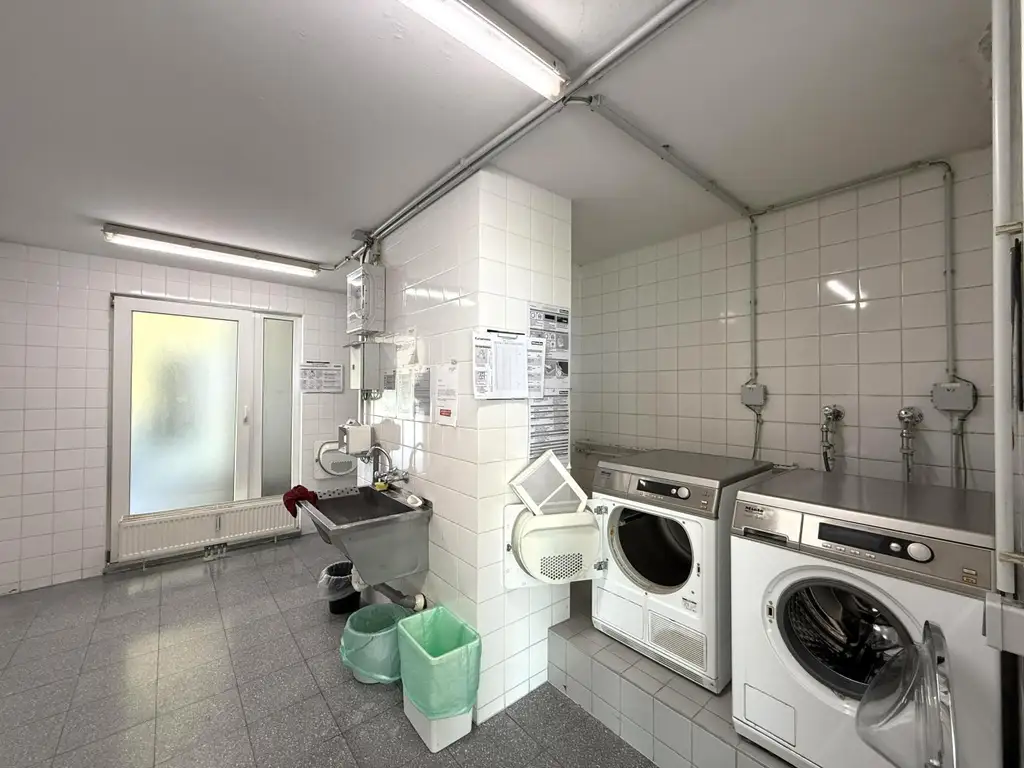Eine helle, renovierungsbedürftige 3-Zimmer Wohnung // A bright 3-room apartment in need of renovation //