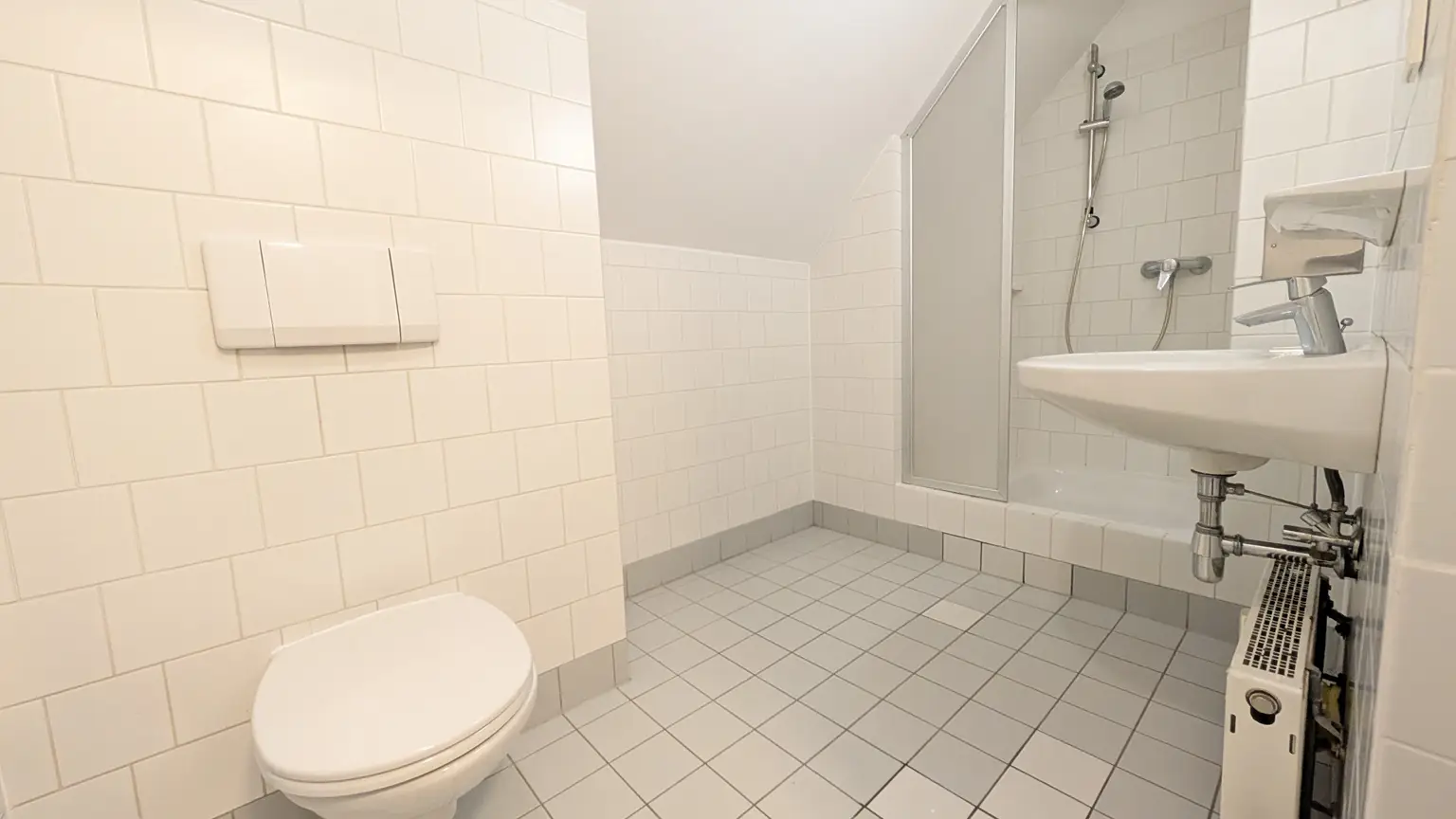 Moderne Dachgeschoß-Garconniere in ruhiger Lage Nähe U4-Unter St. Veit!