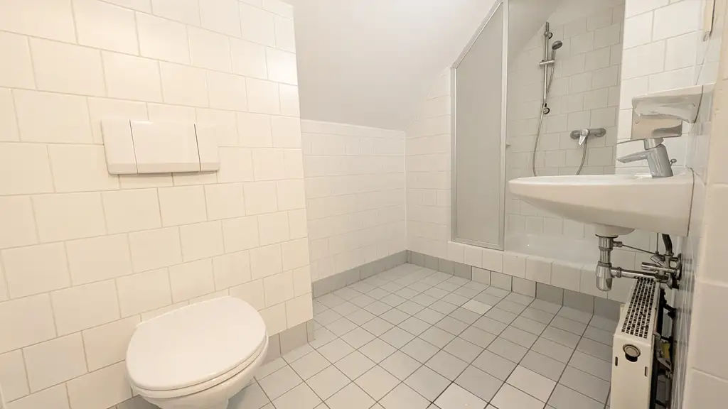 Moderne Dachgeschoß-Garconniere in ruhiger Lage Nähe U4-Unter St. Veit!