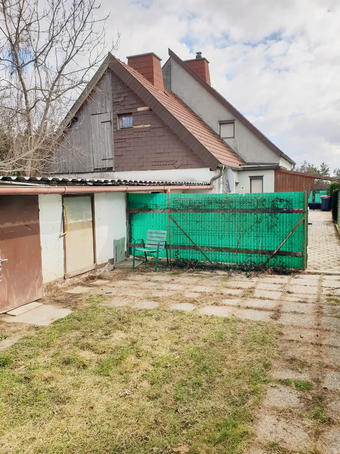 Sanierungsbedarf - Doppelhaushälfte mit Garten + Nebengebäude!!