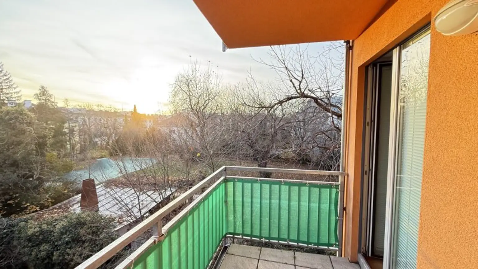 Nahe Schönbrunn: 2-Zimmer-Wohnung mit Balkon und Wintergarten, sowie ein opt. Stellplatz!