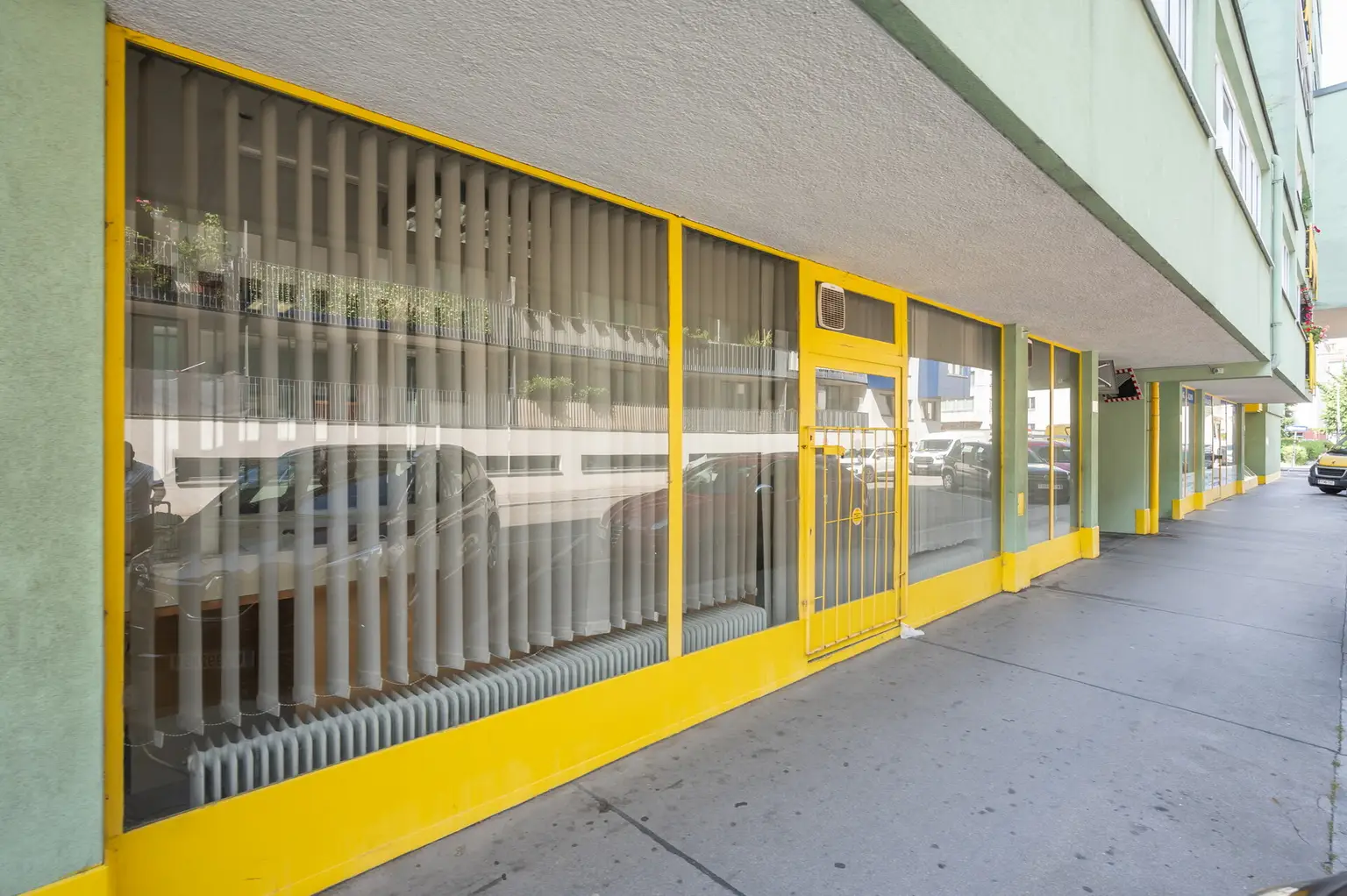 Auslage mit Straßenzugang