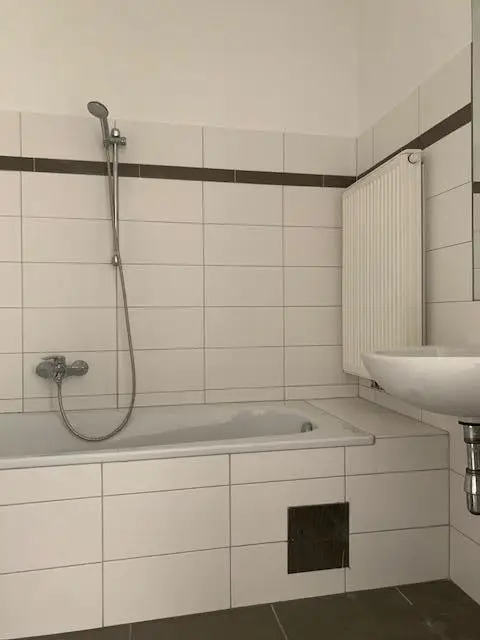 Kompakte 4-Zimmer-Wohnung mit hofseitigem Balkon - verfügbar ab November 2025