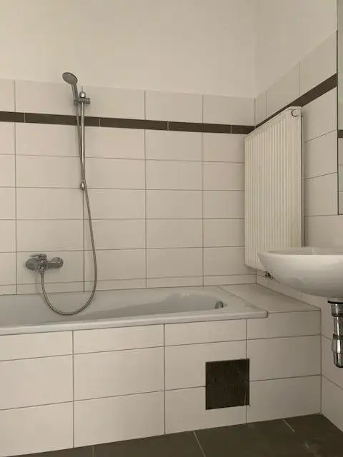 Kompakte 4-Zimmer-Wohnung mit hofseitigem Balkon - verfügbar ab November 2025