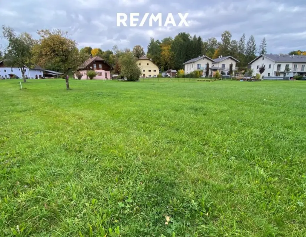 Sonniges, vollkommen ebenes Grundstück im Dorfgebiet von Gampern - Seltene Gelegenheit mit viel Potenzial