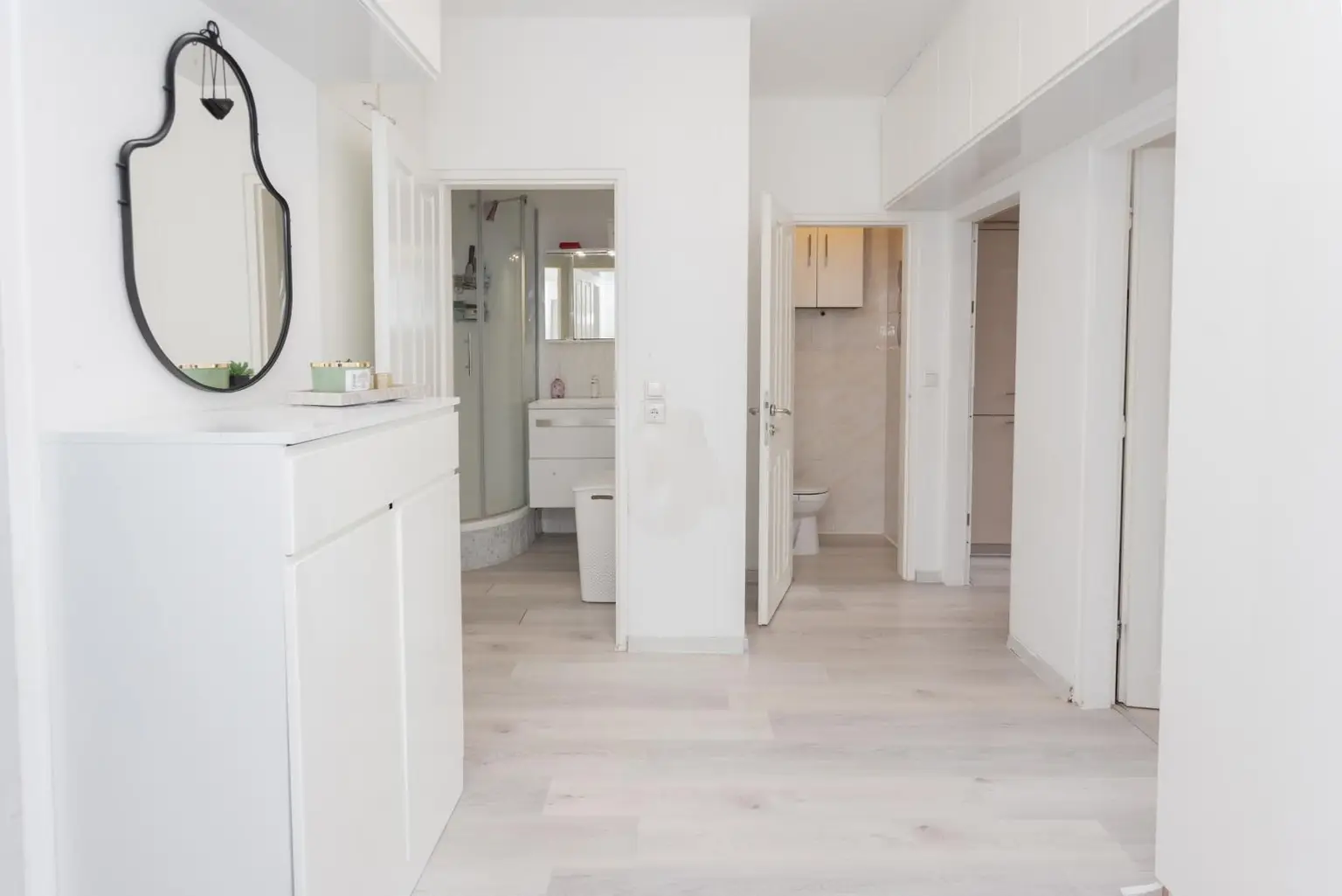 Vorraum zu den getrennt begehbaren Zimmern