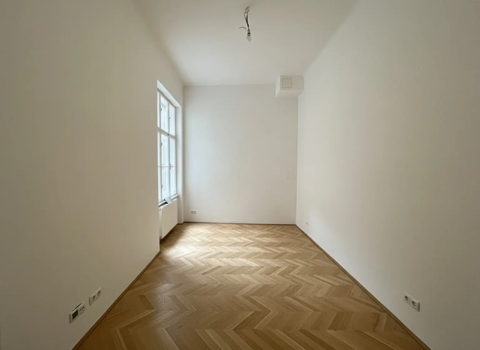 UNBEFRISTET: Generalsanierte 5-Zimmer-Altbauwohnung mit kleinem Balkon in der Innenstadt