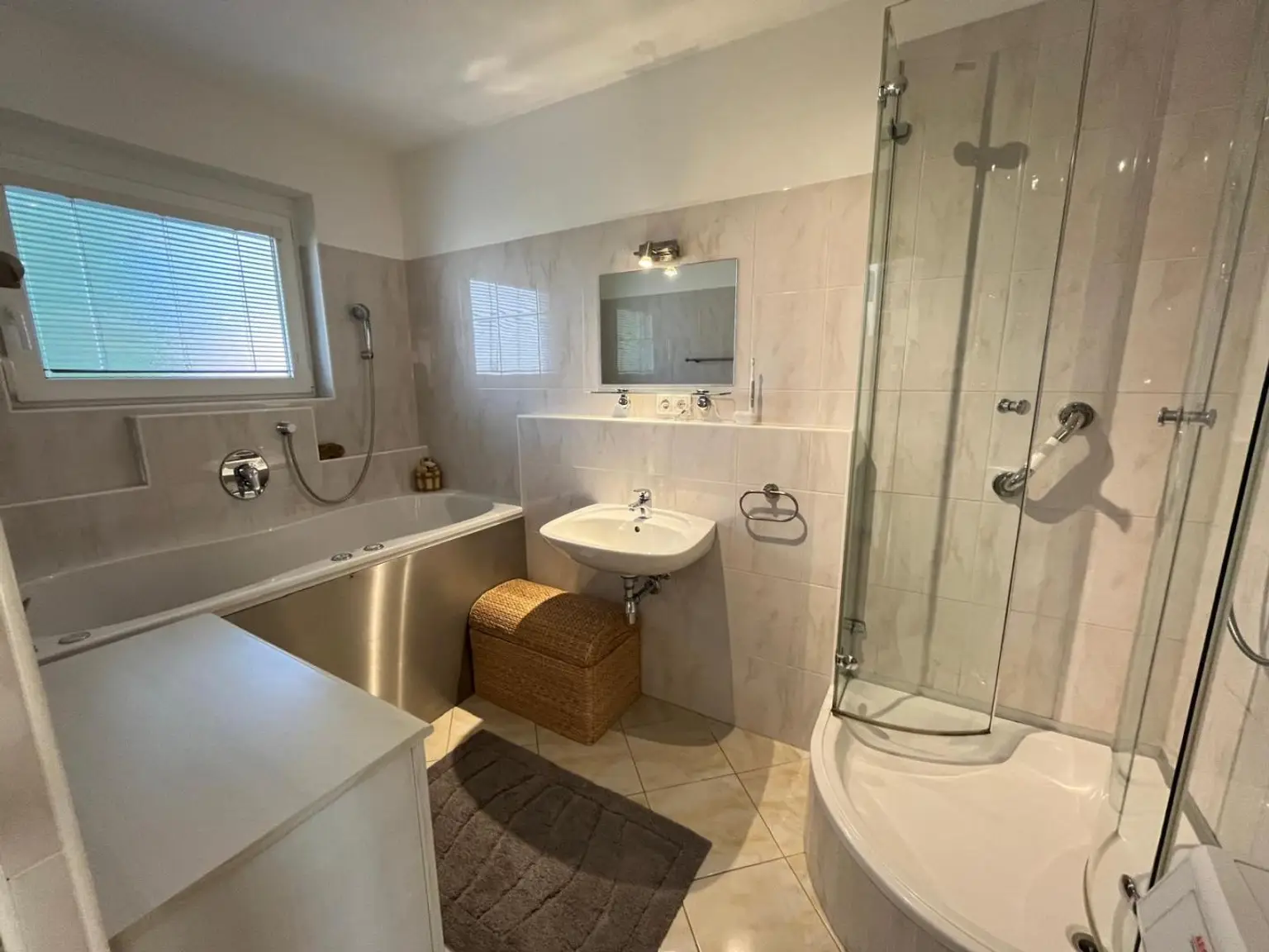 Bad mit Whirlpool Badewanne und Dusche