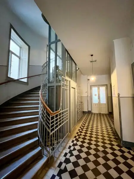 2-Zimmer-Dachgeschosswohnung mit Traumblick! 66 m2 in Top-Wohngegend, U1 Nähe!