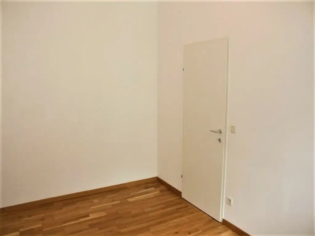 HOLBEINGASSE, 68 m2 Altbau, Wohnküche, 2 Zimmer, WG-geeignet, Komplettküche, Wannenbad, Parketten, 4. Liftstock