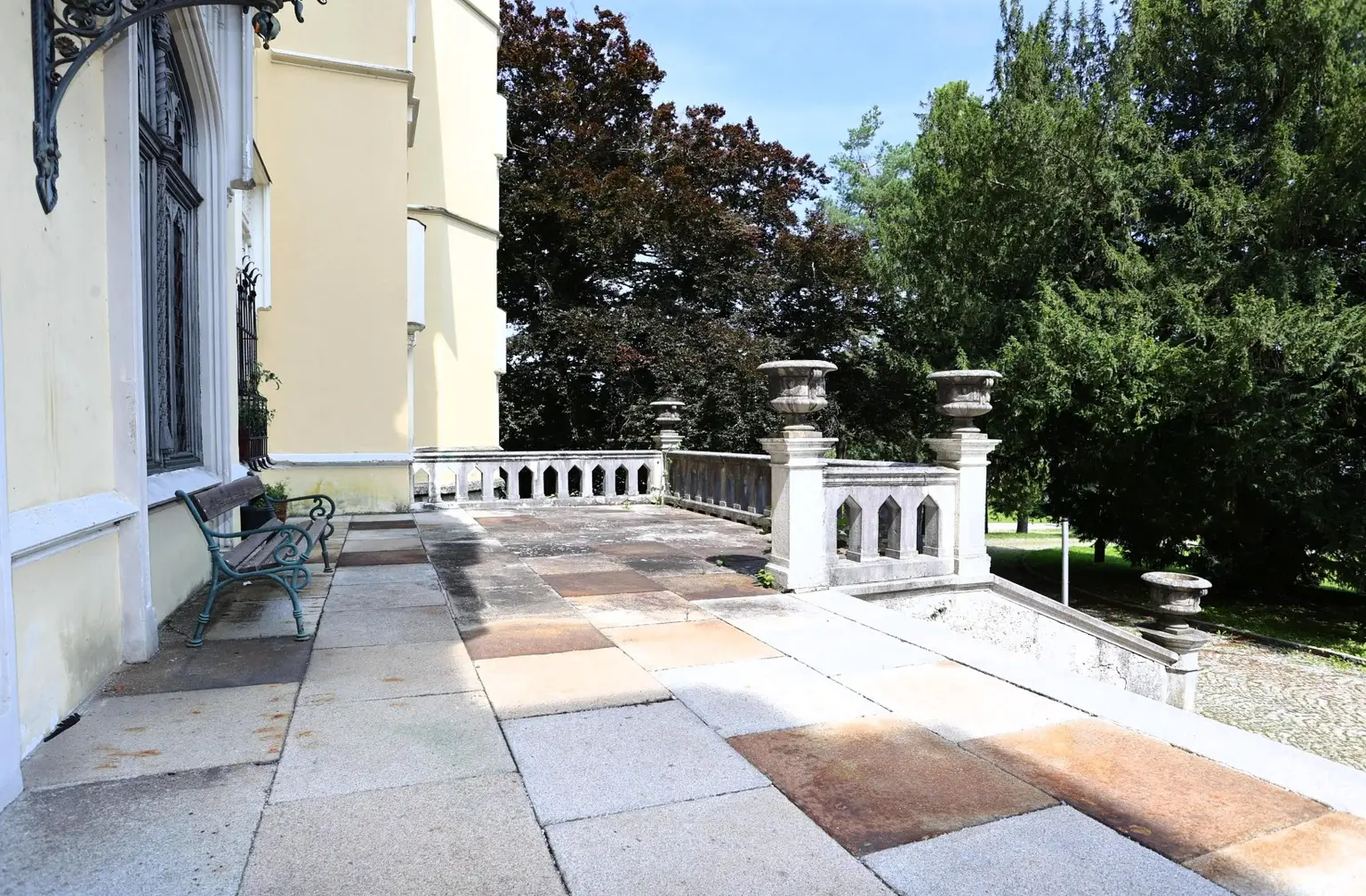 Herrschaftlich wohnen im Schloss Vogelsang!  Barrierefreie 2-Raum-Eigentumswohnung mit PKW-Abstellplatz