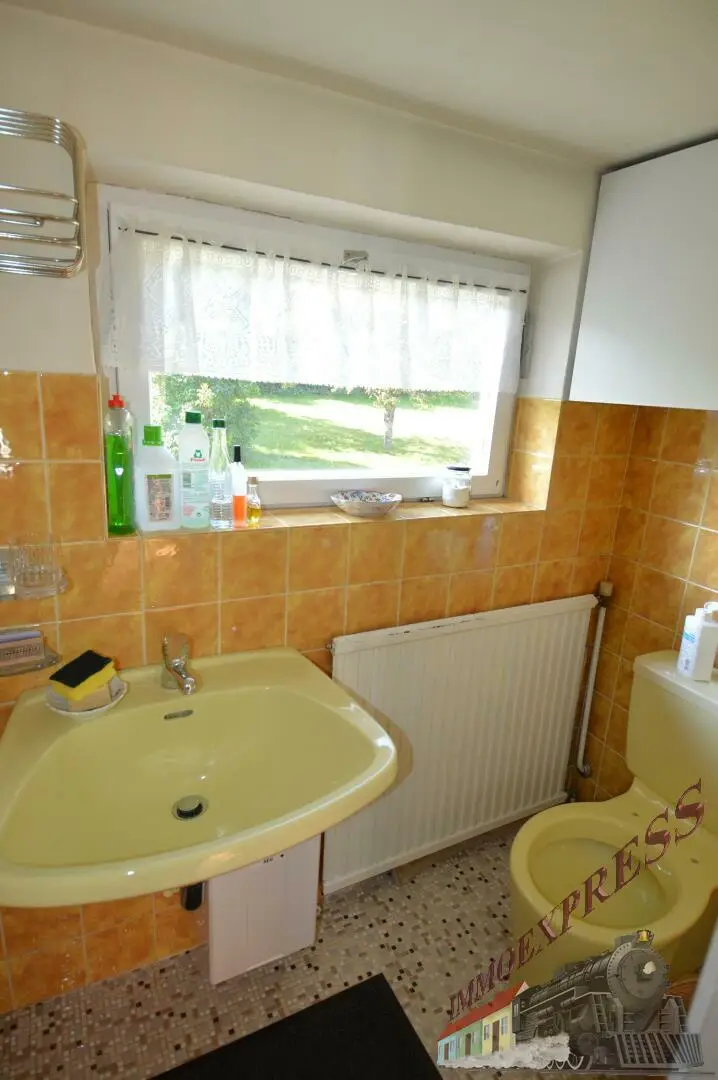 Einfamilienhaus mit Gäste-/Sommerhaus und 2 Garagen - Fernblick