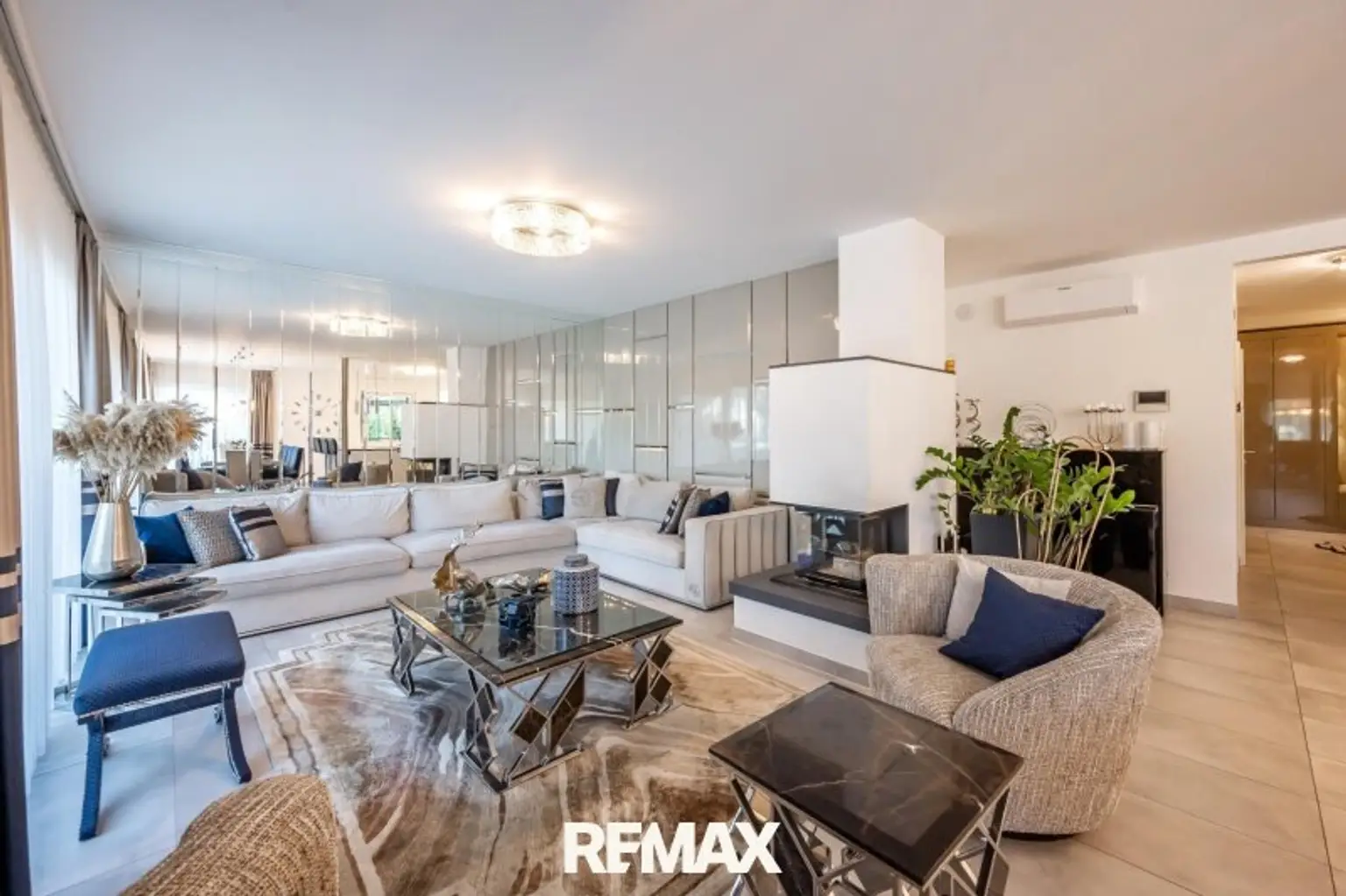 großzügig geschnitten