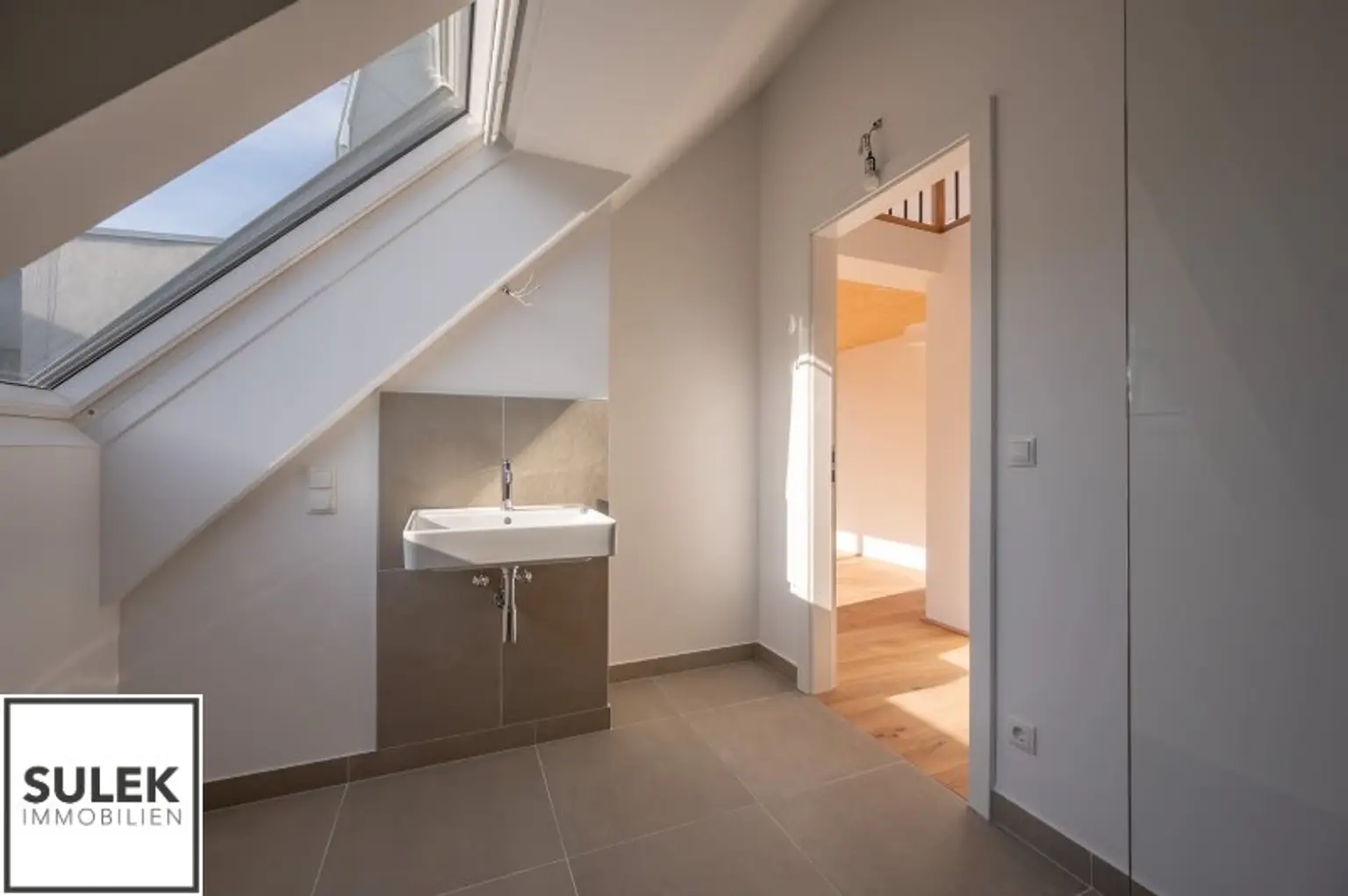 Erstbezug im Dachgeschoss mit offener Galerie-Ebene und tollen Lichtverhältnissen