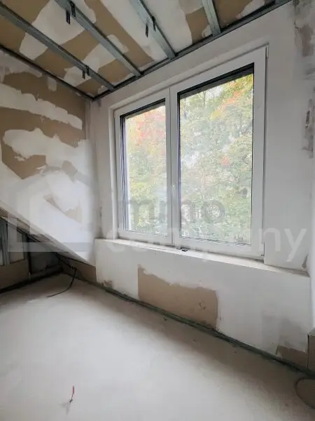 Schöne zweistöckige Wohnung mit Blick auf den Garten.