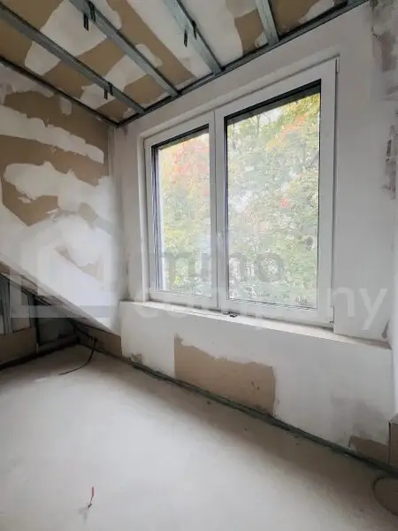 Schöne zweistöckige Wohnung mit Blick auf den Garten.