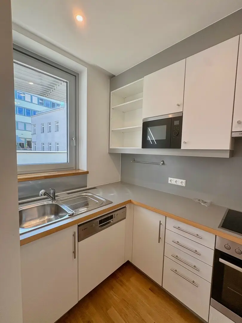 Küche mit Fenster und mit allen E-Geräten