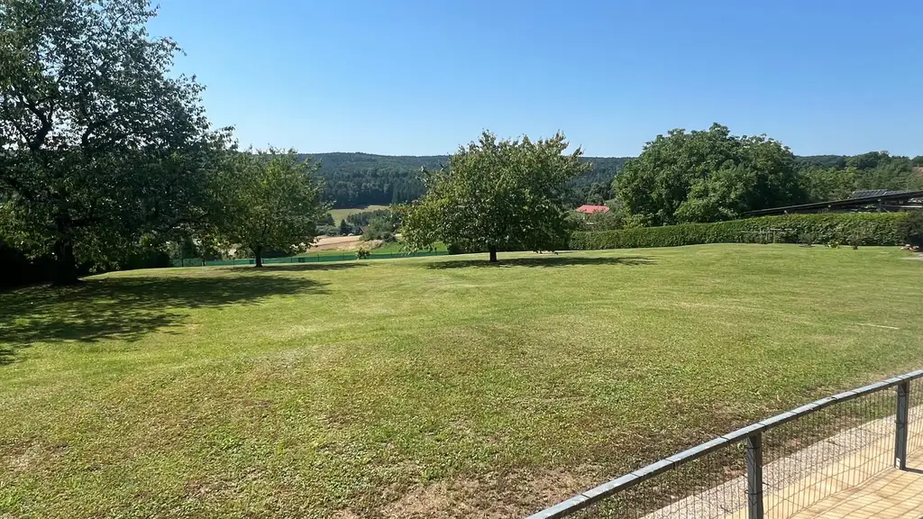 Viel Platz, viele Möglichkeiten, großes Grundstück!