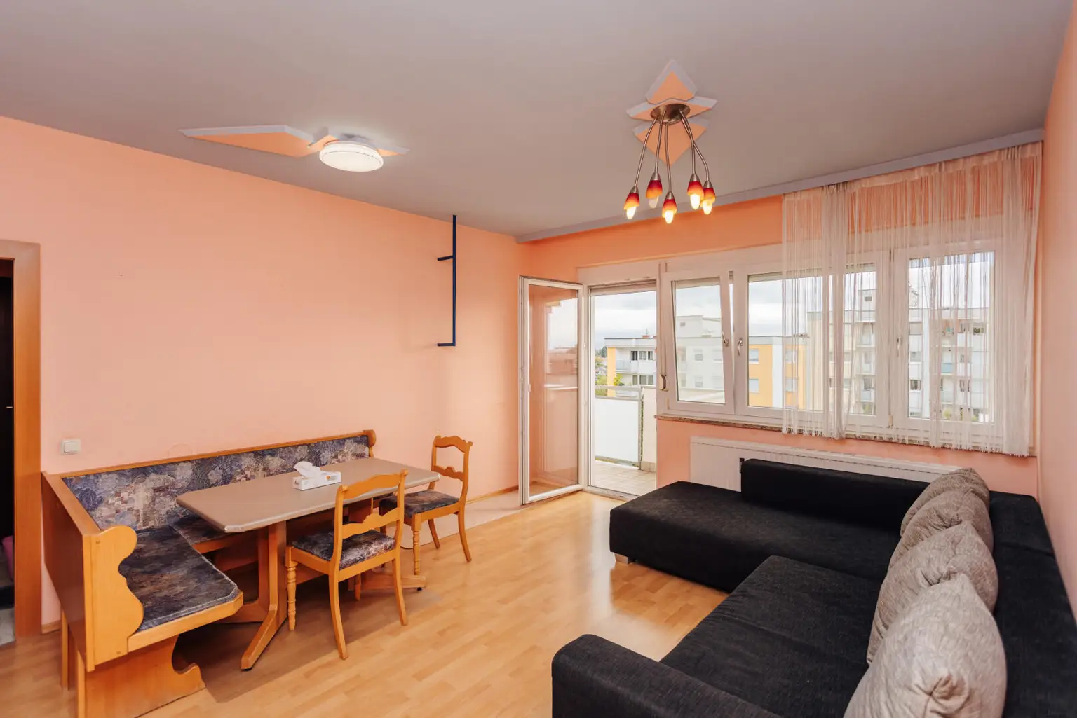3-Zimmer-Wohnung mit Balkon, Lift, Parkplatz & Vollmöblierung – Sofortbezug in der Abstallerstraße