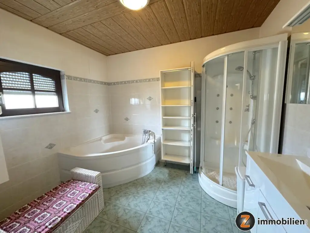 Einfamilienhaus mit Garage, schönem Garten und Teich in ruhiger Wohnlage