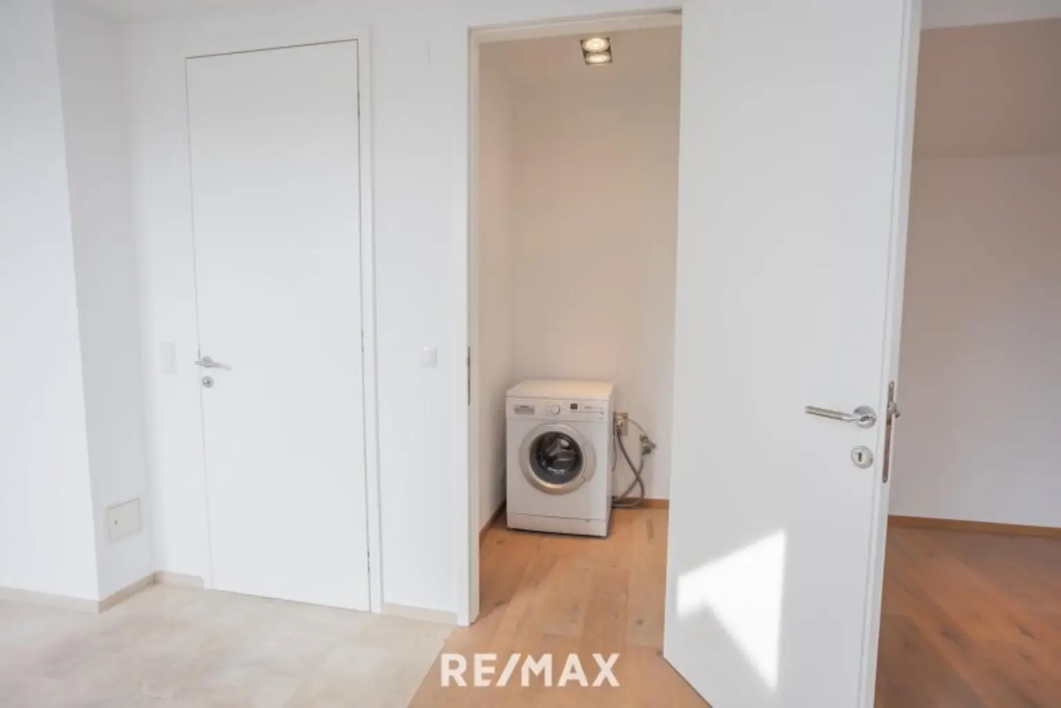 Abstellraum mit Waschmachine anschluss