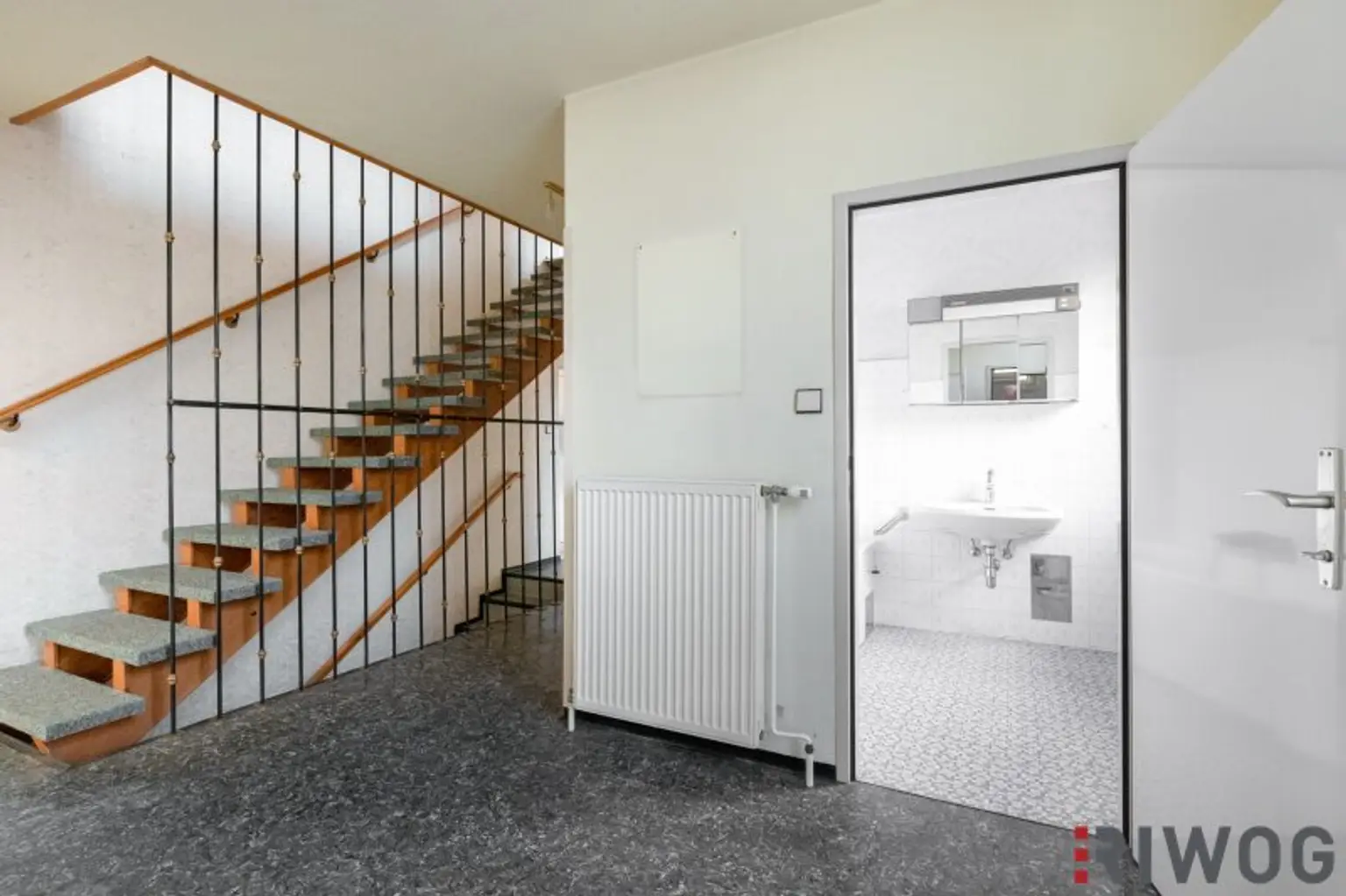 EIN- ODER ZWEIFAMILIENHAUS, gute Substanz, Modernisierungsbedarf