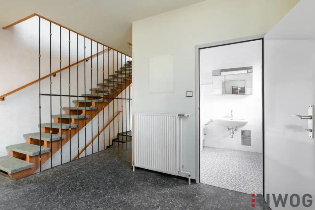 EIN- ODER ZWEIFAMILIENHAUS, gute Substanz, Modernisierungsbedarf