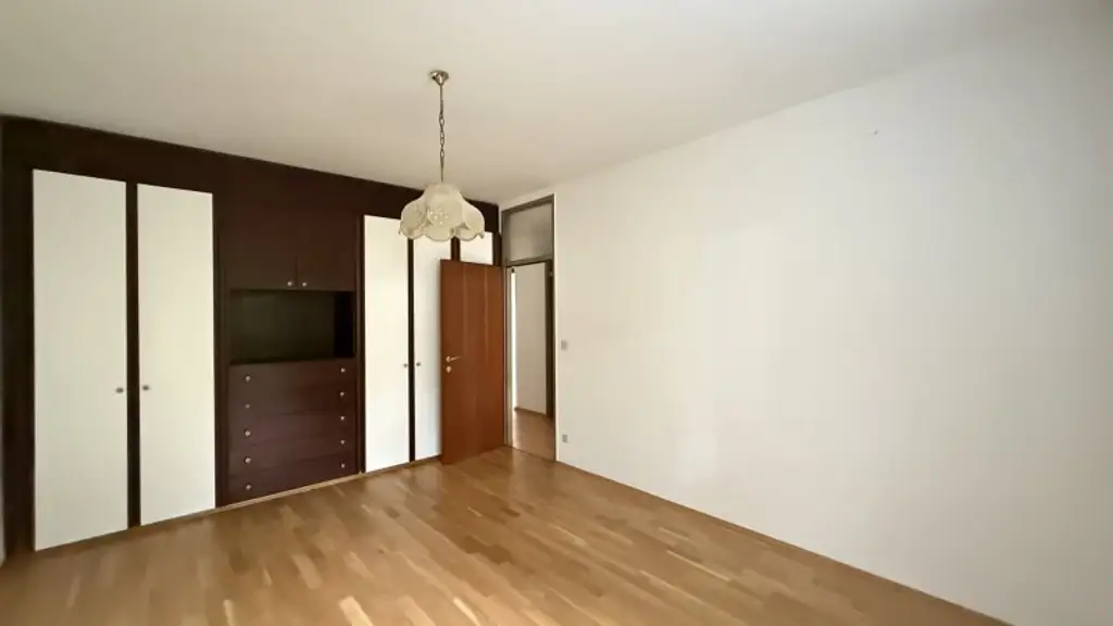 Familiewohnung in Ruhelage: 5-Zimmer mit separater Küche und Garagenstellplatz inklusive nahe Setagayapark