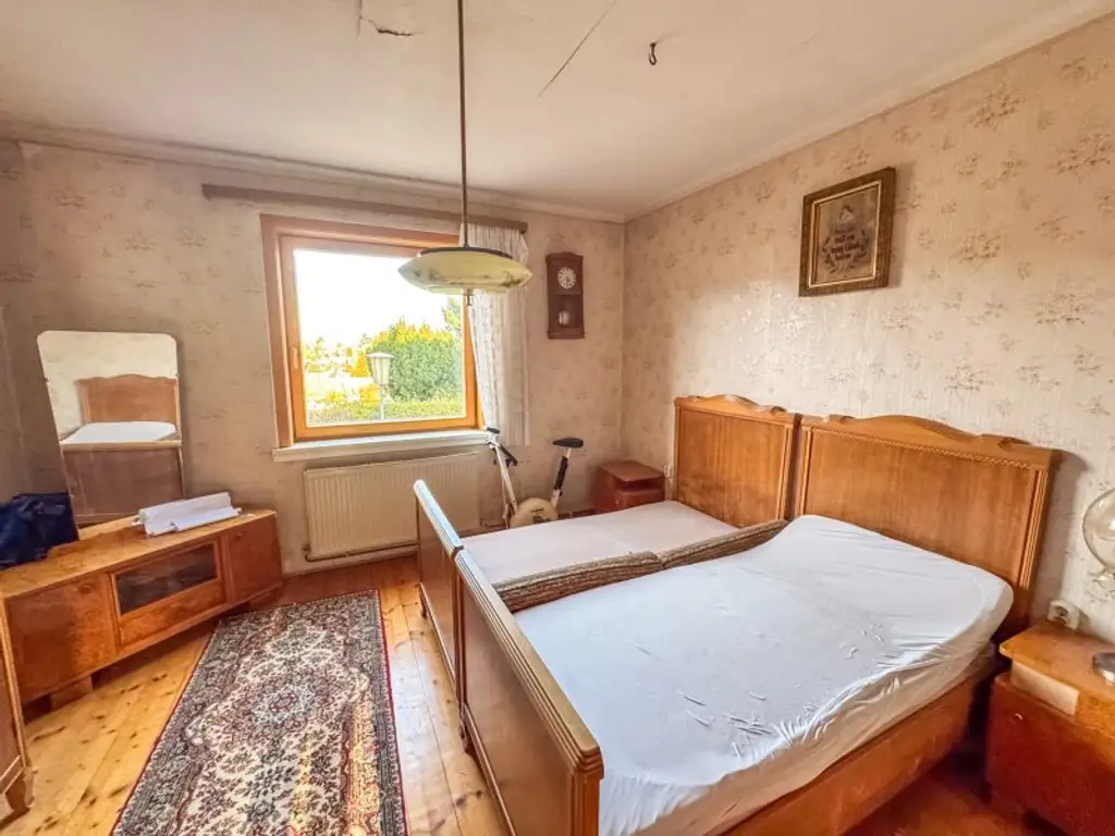 Sanierungsbedürftiges Einfamilienhaus in Pottschach, Nähe Bahnhof: Ihr Sanierungsprojekt mit 556 m2 Garten! 199.000 Euro!