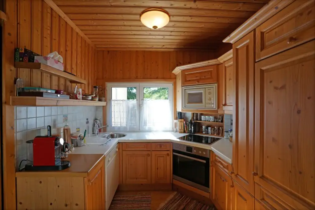 Reizvolles Holzhaus (gedämmt, verputzt) in ruhiger, naturnaher Lage - Neubaupotenzial!
